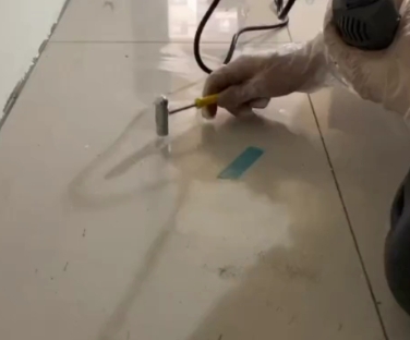 湖滨瓷砖开裂维修公司专业分享瓷砖在铺贴前如果没有沥干水分，将会导致以下问题